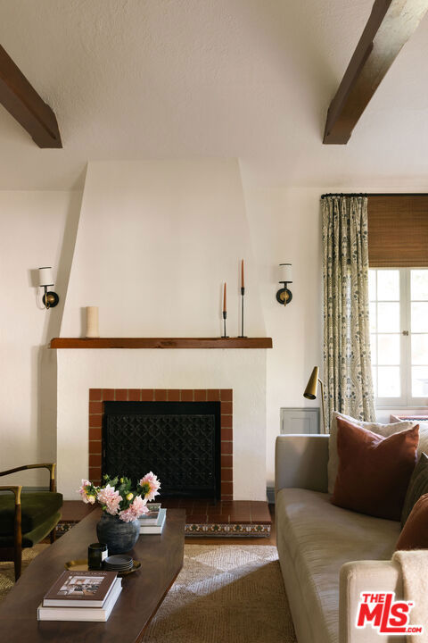 6650 Maryland Drive, Los Angeles CA: https://media.crmls.org/mediaz/20c5a14c-3969-48e7-a942-fdb96f0d1bfa.jpg