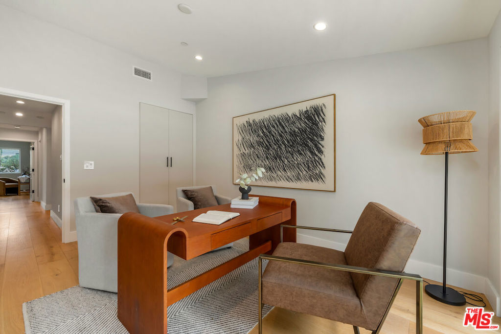 https://media.crmls.org/mediaz/20c70835-199b-4f63-b7a6-e26a2000f7eb.jpg?preset=X-Large