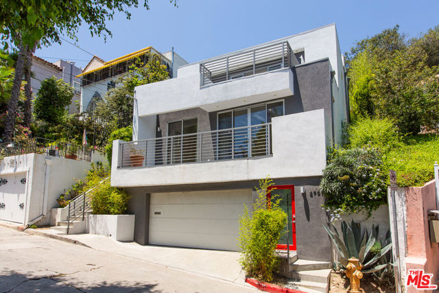 3907 De Longpre Avenue, Los Angeles CA: https://media.crmls.org/mediaz/20c70d28-fb52-4503-b4eb-bd669a20d7d1.jpg