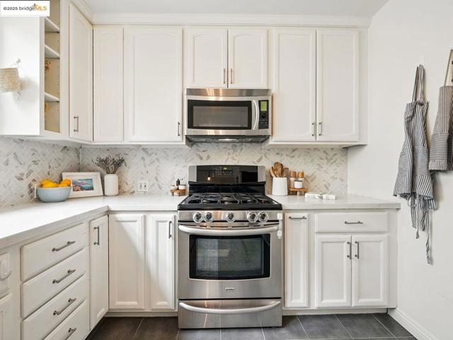 3712 Maple AVE, Oakland CA: https://media.crmls.org/mediaz/20c72ded-e809-475d-bdfd-66104f8add61.jpg