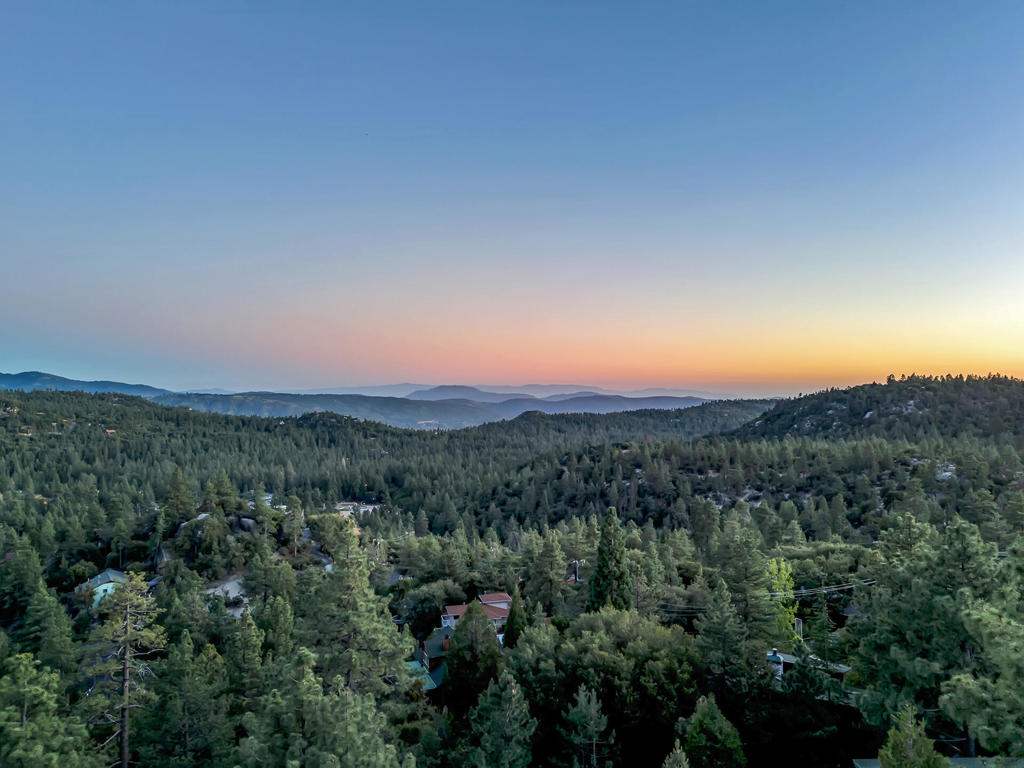 https://media.crmls.org/mediaz/20c7c88b-89fc-4e41-97d4-8122e95fa089.jpg?preset=X-Large
