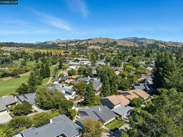 1725 Spyglass Ln, Moraga CA: https://media.crmls.org/mediaz/20c803c5-0617-48b6-88cd-92410c7bcf3c.jpg