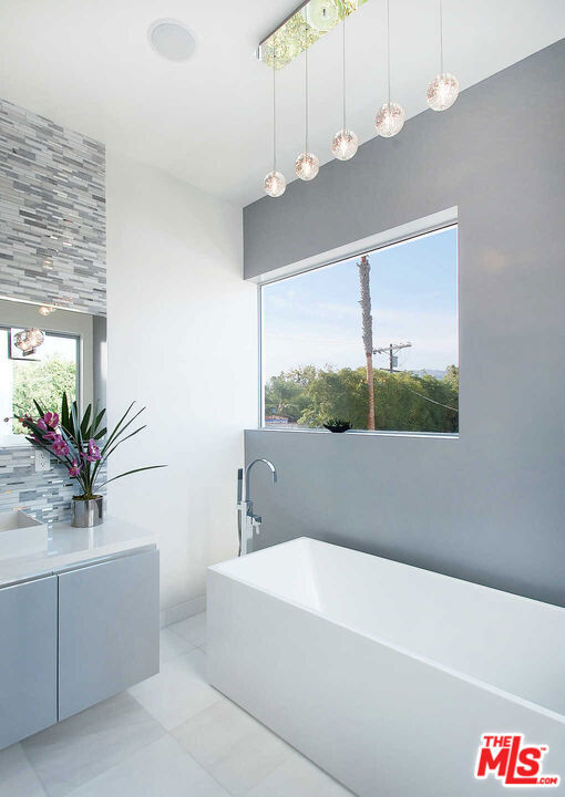 429 N Sweetzer Avenue, Los Angeles CA: https://media.crmls.org/mediaz/20c82c41-009e-482e-8d69-e879bebb8634.jpg