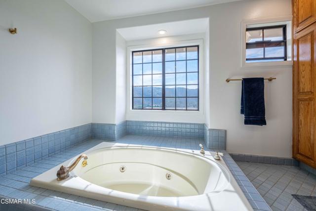 11300 Highridge Court, Camarillo CA: https://media.crmls.org/mediaz/20c98c31-094e-4615-b541-5a1dd965225f.jpg