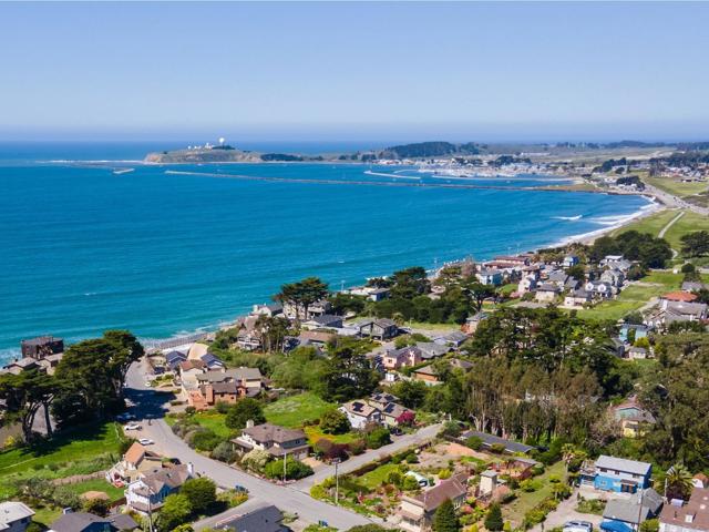 121 Magellan Avenue, Half Moon Bay CA: https://media.crmls.org/mediaz/20ca10c7-d787-4737-a693-7704d8e48bf9.jpg