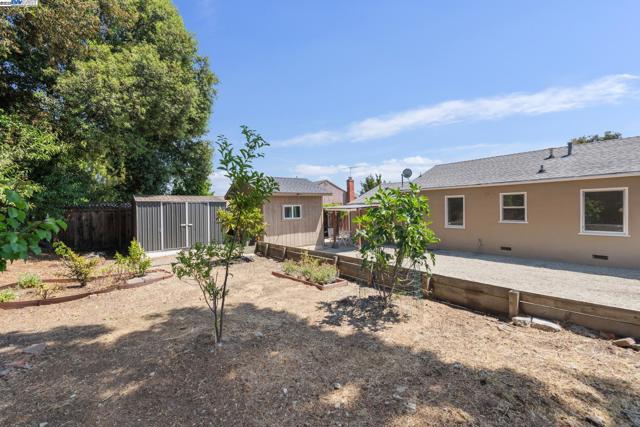 14886 Wake Ave, San Leandro CA: https://media.crmls.org/mediaz/20ca9c38-aff2-4cbe-8118-0b7f9524c36c.jpg