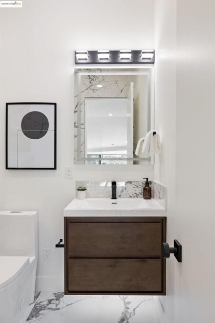 7270 Woodrow Dr, Oakland CA: https://media.crmls.org/mediaz/20cb1491-42e8-4048-a292-908be92c47fe.jpg
