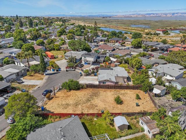 108 Lotus Way, East Palo Alto CA: https://media.crmls.org/mediaz/20cb6490-64be-453f-98f3-91118dc459e8.jpg