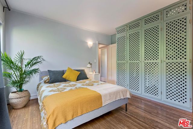 100 N Arden Boulevard, Los Angeles CA: https://media.crmls.org/mediaz/20cb6ca2-c7ce-4fbf-8e4a-d80b4fa7e5b0.jpg