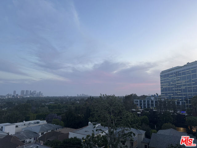 999 N Doheny Drive, West Hollywood CA: https://media.crmls.org/mediaz/20cdeb58-977f-4e4c-a03c-a4fd8e3d78b8.jpg
