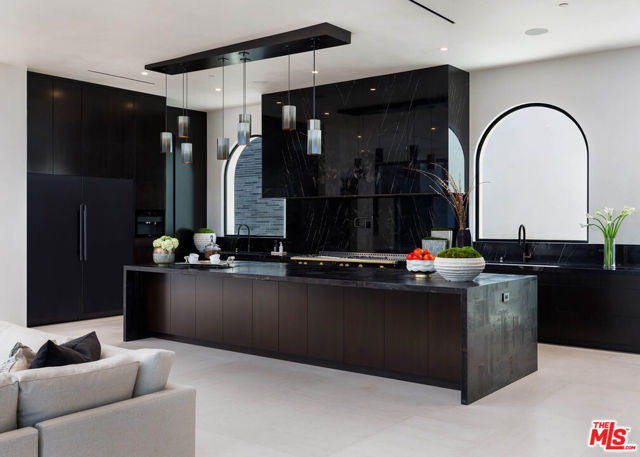 10697 Somma Way, Los Angeles CA: https://media.crmls.org/mediaz/20ce5544-93ac-4593-b2c0-902dd09d7167.jpg