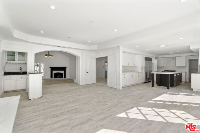 3217 Hutton Drive, Beverly Hills CA: https://media.crmls.org/mediaz/20ceb62e-73fd-4112-b94b-34b8a63d22d1.jpg