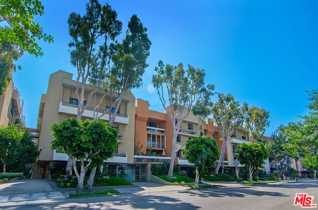 740 N Kings Road, West Hollywood CA: https://media.crmls.org/mediaz/20cedcca-32ba-4a01-a34b-e5be6407b772.jpg