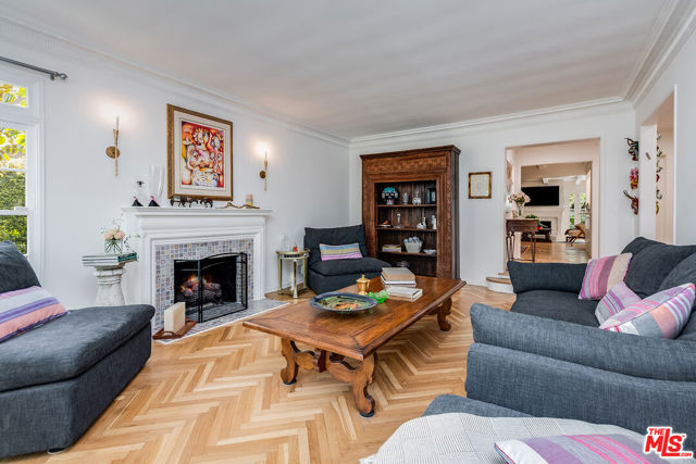13109 Valley Vista Boulevard, Studio City CA: https://media.crmls.org/mediaz/20d0a943-77c5-449c-9a8f-59727ee4486c.jpg
