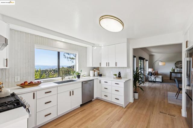 17032 Broadway Ter, Oakland CA: https://media.crmls.org/mediaz/20d1b068-f299-45ae-9535-6c660b4244da.jpg