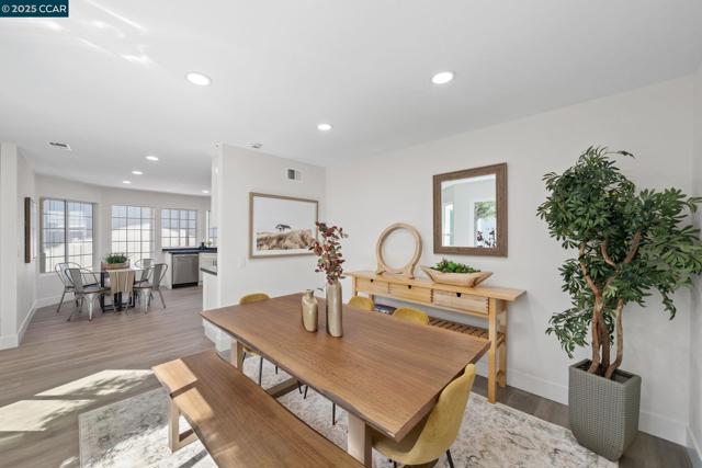 117 Brighton Rd, Alameda CA: https://media.crmls.org/mediaz/20d1dca5-b08d-4158-b5c9-9839388d5a76.jpg