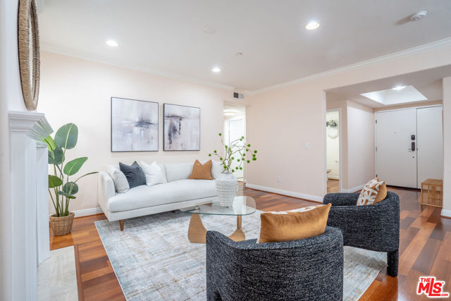 616 S Wilton Place, Los Angeles CA: https://media.crmls.org/mediaz/20d21bb1-a956-476c-8d3f-db41cbd90e56.jpg