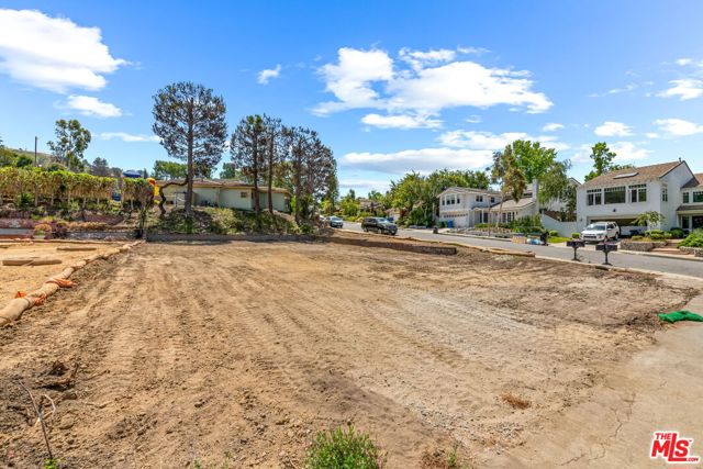 17239 Avenida De La Herradura, Pacific Palisades CA: https://media.crmls.org/mediaz/20d2c0f4-352f-4c85-9534-23ff31d152df.jpg