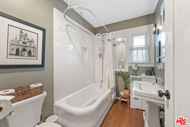 424 S Columbus Avenue, Glendale CA: https://media.crmls.org/mediaz/20d2ed3e-9f4a-4309-93bc-98fdcd54a994.jpg