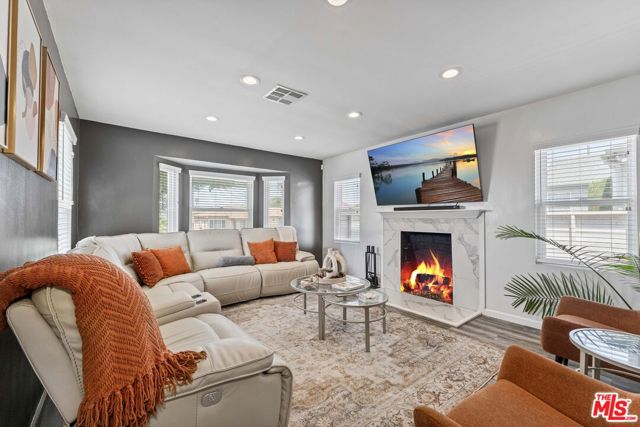 10236 S 1st Avenue, Inglewood CA: https://media.crmls.org/mediaz/20d30399-395e-4c08-988c-0688b235cf94.jpg