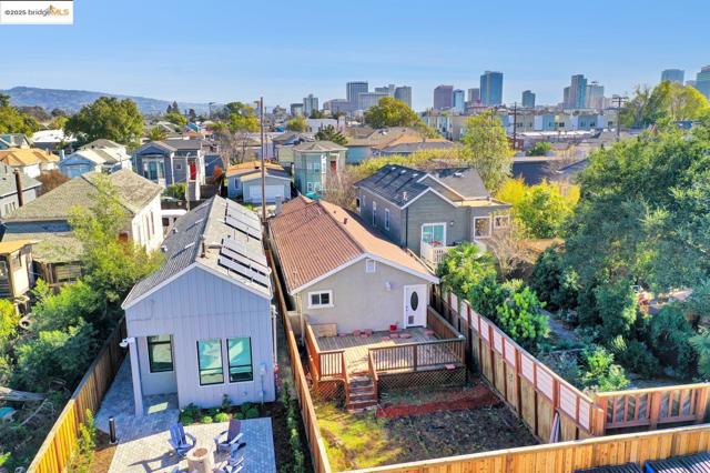 2419 Linden St, Oakland CA: https://media.crmls.org/mediaz/20d41432-bc13-47d5-84f8-d5c3a0d33088.jpg