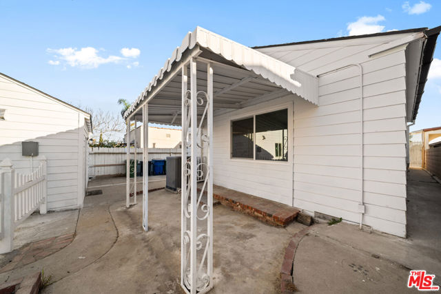 4325 W 58th Place, Los Angeles CA: https://media.crmls.org/mediaz/20d477e1-c67c-4080-ad57-4925e52caaa5.jpg