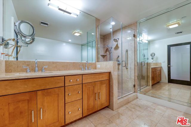130 N Swall Drive, Beverly Hills CA: https://media.crmls.org/mediaz/20d51ed4-000c-4e73-8a3a-19974650c5d8.jpg
