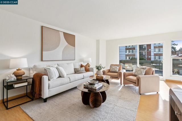 500 Vernon, Oakland CA: https://media.crmls.org/mediaz/20d5fbb0-9422-4d31-9923-b12a2820acb4.jpg