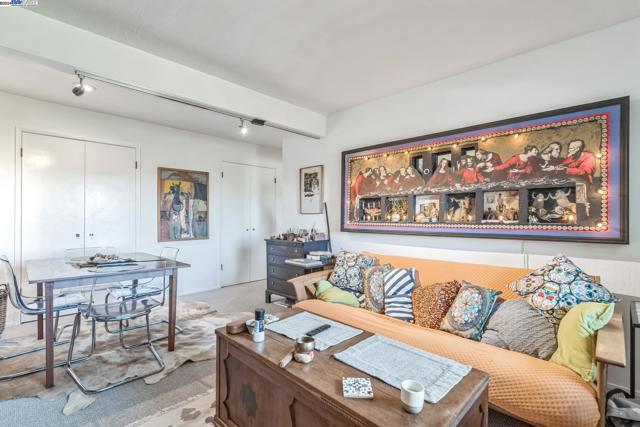 Image 17 of 39 For 15 Encina Pl