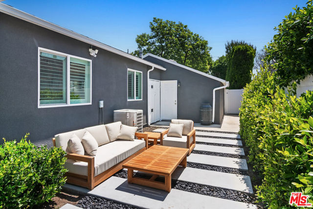 6421 Gaviota Avenue, Van Nuys CA: https://media.crmls.org/mediaz/20d75759-f0ad-43b0-b505-2b02f1d0eee0.jpg