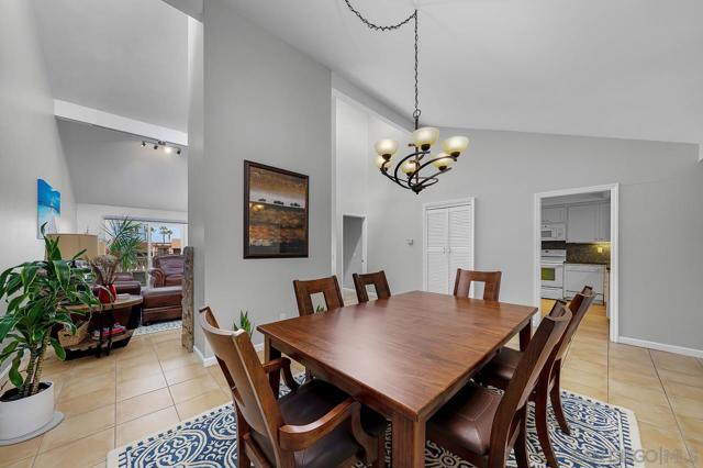 94 Kingston Ct W, Coronado CA: https://media.crmls.org/mediaz/20d7f26b-7569-4f0d-8fda-34ed8e61a020.jpg