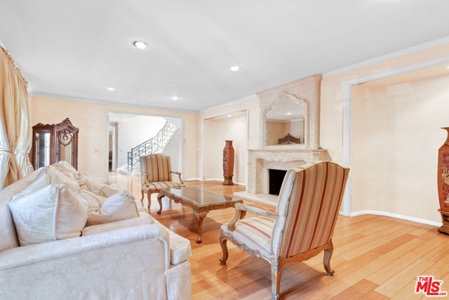1148 COLDWATER CANYON Drive, Beverly Hills CA: https://media.crmls.org/mediaz/20d84437-6a9e-466b-8608-08e202f6f5d1.jpg