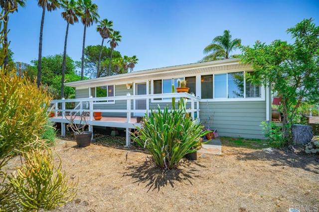 30727 Rolling Hills Drive, Valley Center CA: https://media.crmls.org/mediaz/20d84a61-84be-4d43-be85-a9284fd8383f.jpg