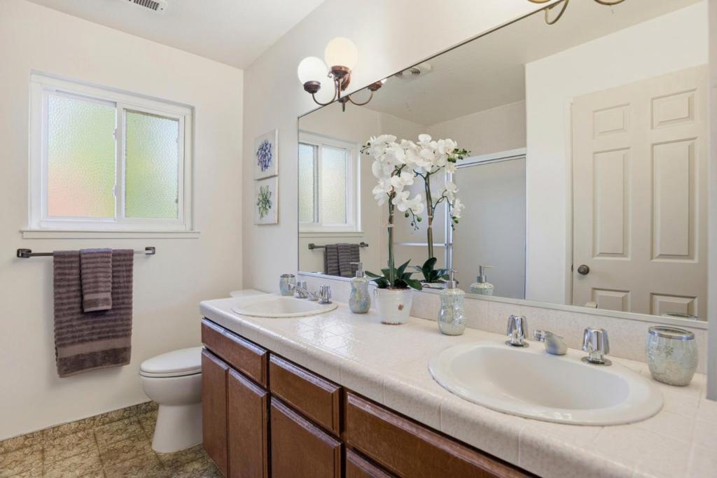 https://media.crmls.org/mediaz/20d8ad64-496e-47f2-afc8-1f8c7959053c.jpg?preset=X-Large