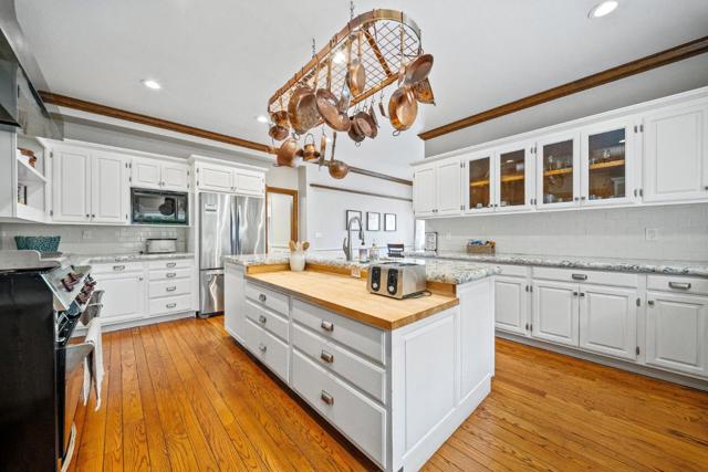 142 Carmel Riviera Drive, Carmel CA: https://media.crmls.org/mediaz/20d93718-d6bb-4cf1-875c-65a5b7b42048.jpg