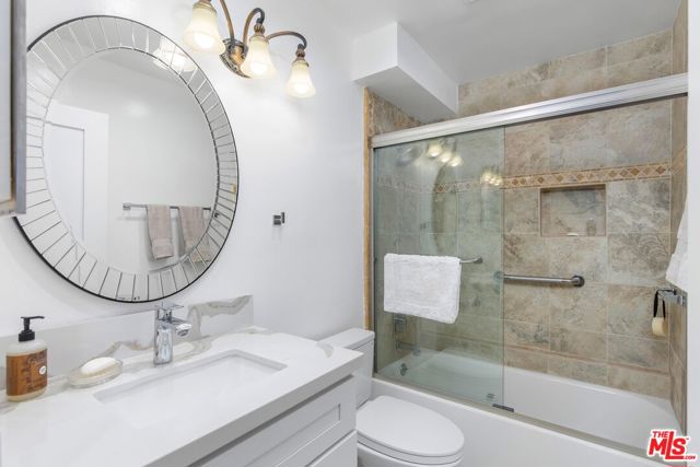 16894 Encino Hills Drive, Encino CA: https://media.crmls.org/mediaz/20d9631e-dc15-409c-861c-d9bfa6d5b302.jpg