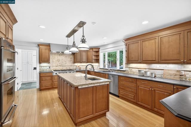 1206 Rimer Dr, Moraga CA: https://media.crmls.org/mediaz/20da04be-a841-400e-8b11-f1ed926f4f44.jpg