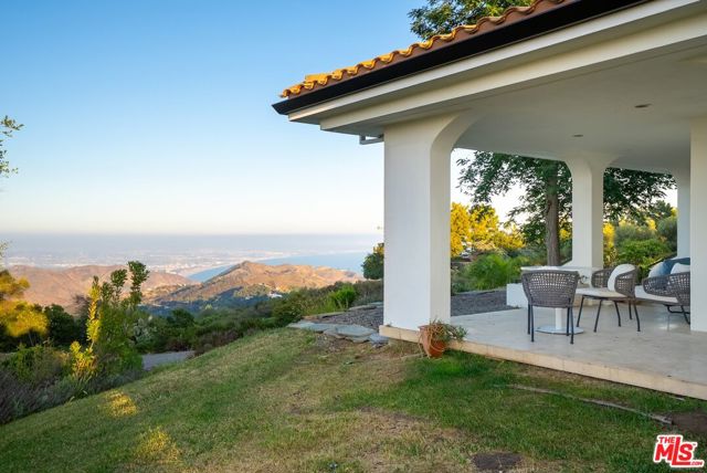 21965 Saddle Peak Road, Topanga CA: https://media.crmls.org/mediaz/20da22fe-7c54-400b-adfe-d94de147b565.jpg