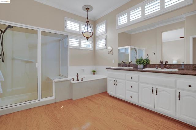 540 Central Park Pl, Brentwood CA: https://media.crmls.org/mediaz/20da6cc3-8338-4f1b-8f2d-70a2492a26b5.jpg