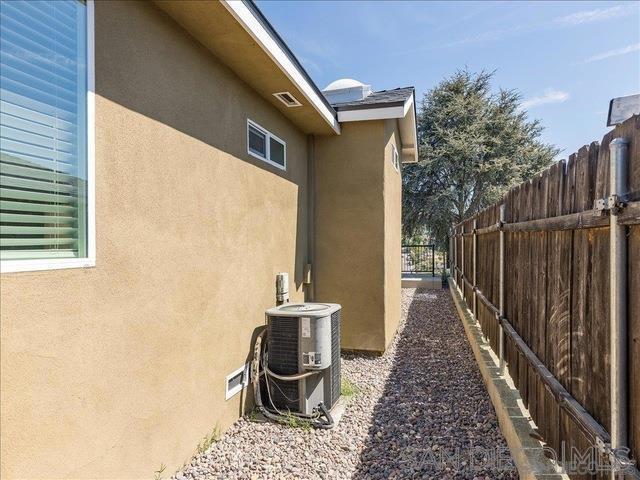 5586 Hamill Ave, San Diego CA: https://media.crmls.org/mediaz/20db20d4-4434-41a9-9f54-8d5ae4050fad.jpg
