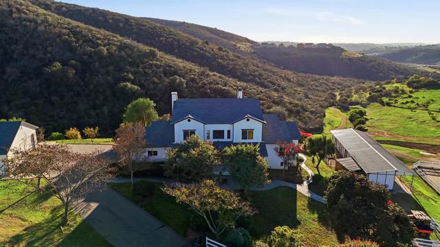 Detail Gallery Image 4 of 40 For 1925 Robinhood Rd, Vista,  CA 92084 - 5 Beds | 4/1 Baths