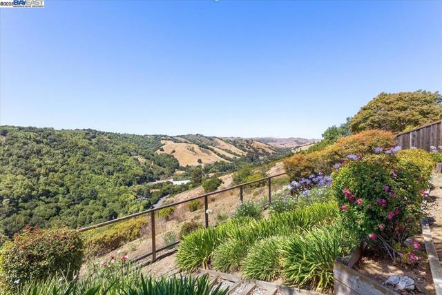6444 Boone Dr, Castro Valley CA: https://media.crmls.org/mediaz/20db9bad-26b3-4d01-b293-e67aa0241432.jpg