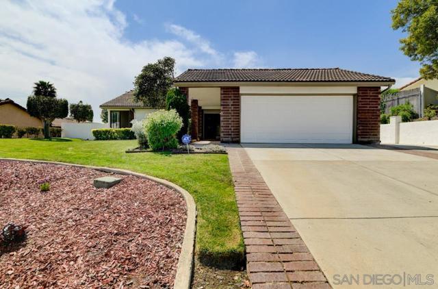 4635 Briar Ridge Rd, Oceanside CA: https://media.crmls.org/mediaz/20dc3083-b4c5-431f-a274-7c961176f631.jpg