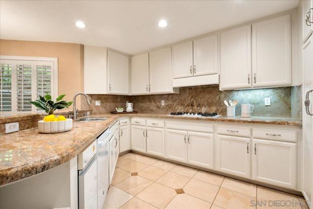 2888 Torrey Pines Rd, La Jolla CA: https://media.crmls.org/mediaz/20dd06a3-a5f5-474d-b6f5-77a810c1f1f8.jpg