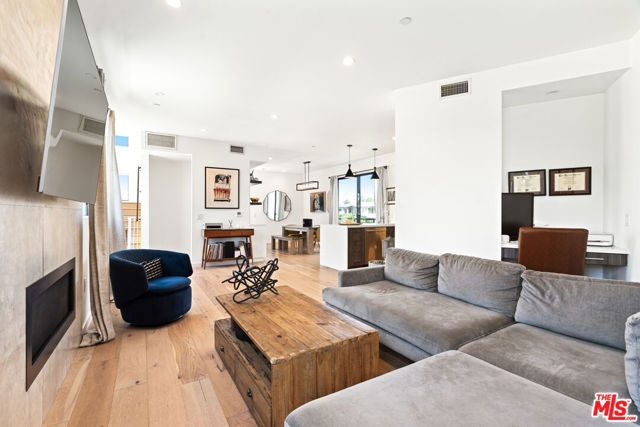 11900 Washington Place, Los Angeles CA: https://media.crmls.org/mediaz/20de25f8-f576-4fdb-aeeb-f135f5162879.jpg