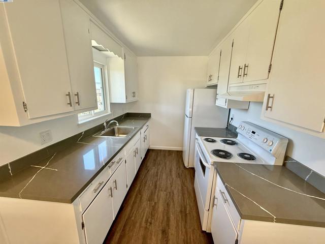 809 Coburn Ct, San Leandro CA: https://media.crmls.org/mediaz/20de4dcc-93ae-44c4-b9a6-d1853e097f62.jpg