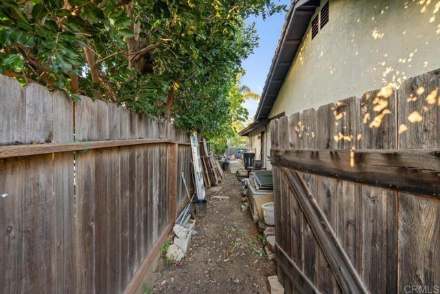 1315 Hermana Court, Vista CA: https://media.crmls.org/mediaz/20de5309-6f30-4554-a20e-a7608f9eef6e.jpg