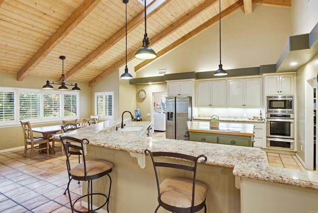 Detail Gallery Image 9 of 54 For 2092 Tudor Ln, Fallbrook,  CA 92028 - 4 Beds | 3/1 Baths