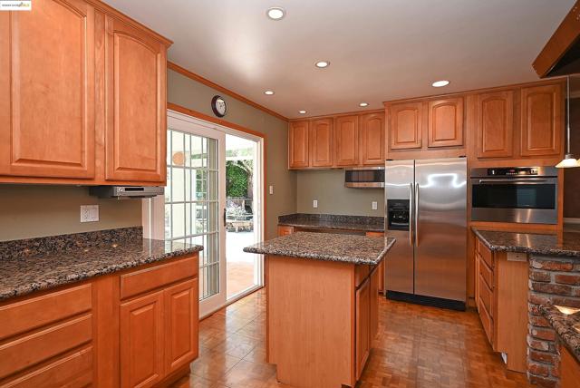44 Oak Hill Cir, Oakland CA: https://media.crmls.org/mediaz/20de83e6-1fd5-45d4-a5e9-17ebe882ea98.jpg