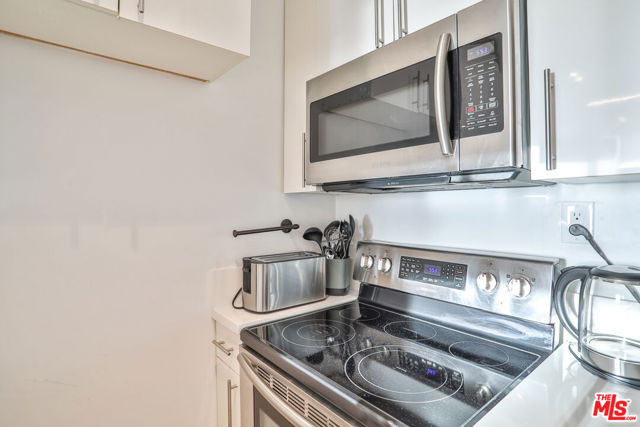 2207 Ocean Front Walk, Venice CA: https://media.crmls.org/mediaz/20de8aad-2aef-4007-971a-daa45979bf0a.jpg